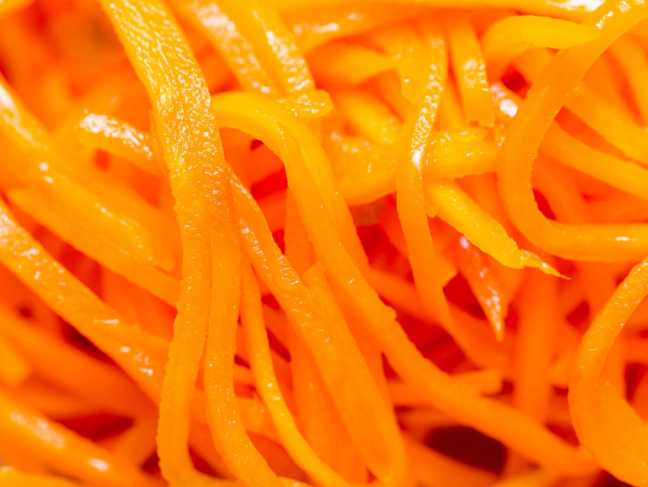 Piła przez osiem miesięcy sok marchwiowy. Co się stało? (WIDEO)