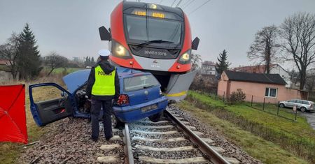 Koszmarny wypadek na przejeździe kolejowym. Nie żyje kierowca volkswagena