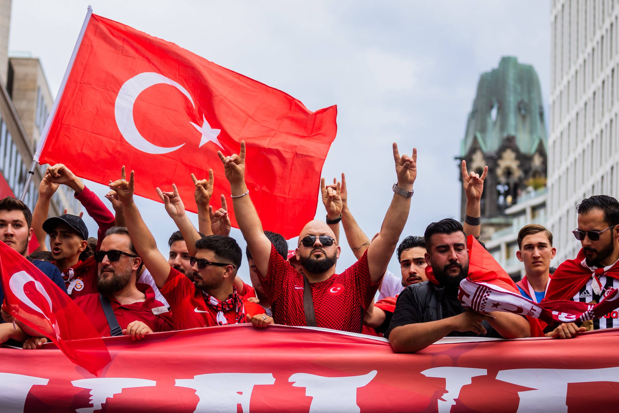 UEFA Euro 2024 - Netherlands vs Turkey
06 July 2024, Berlin: A group of Turkish fans make the "wolf salute," attributed to far-right movements, on their way to the Berlin Olympic Stadium ahead of the UEFA Euro 2024 soccer match between Netherlands and Turkey. Photo: Christoph Soeder/dpa 
Dostawca: PAP/DPA.
Christoph Soeder