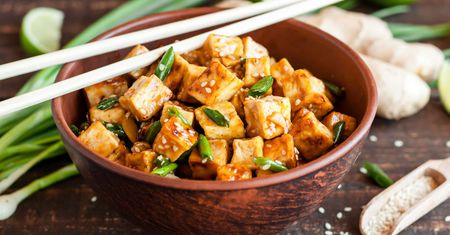Chrupiące tofu w słodko-ostrej marynacie