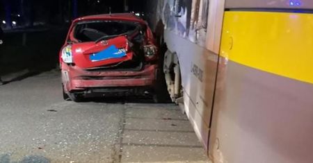 Chwile grozy w niedzielę wielkanocną. Samochód zderzył się z pociągiem