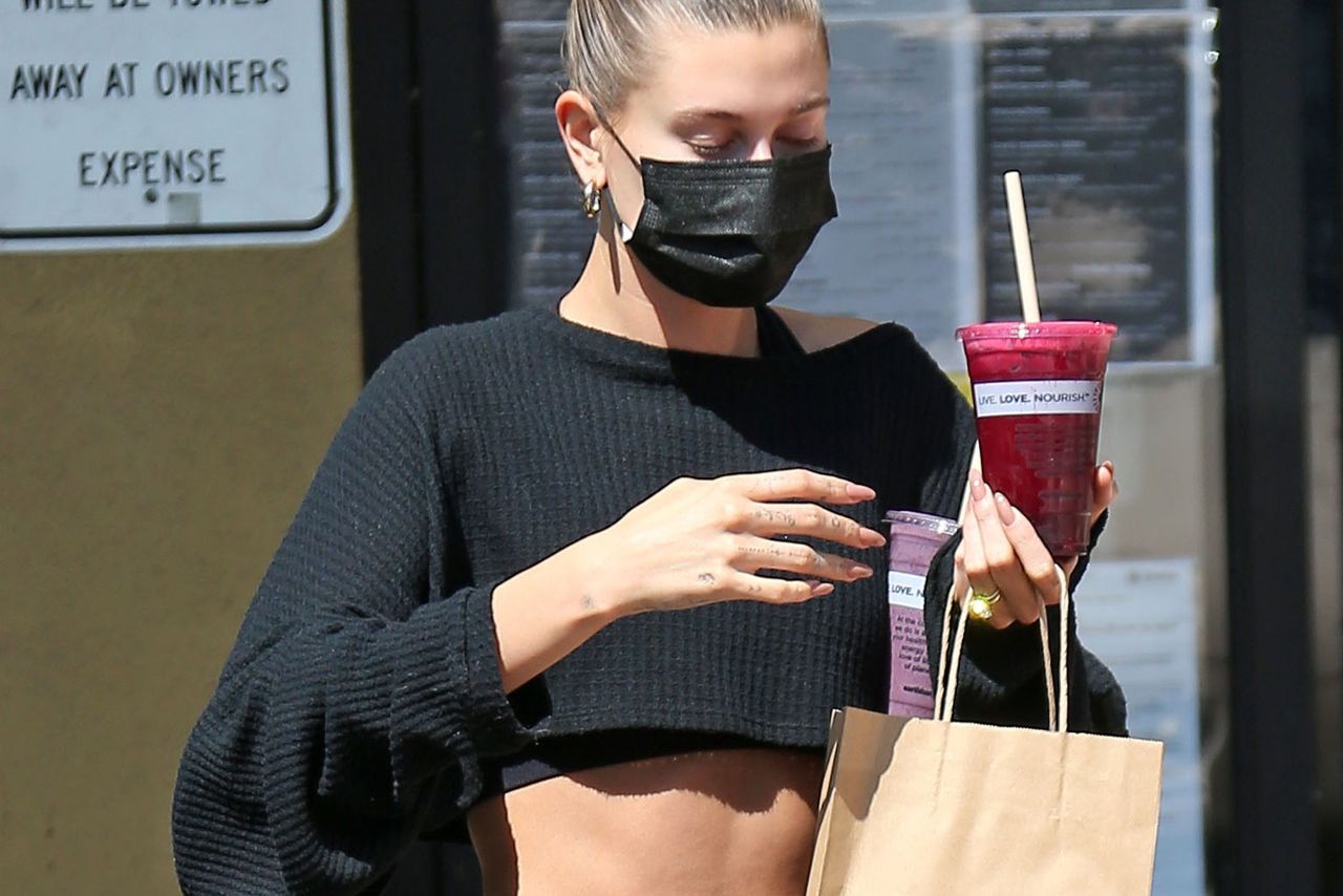 Hailey Bieber odsłoniła umięśniony brzuch. A plotkowano o ciąży