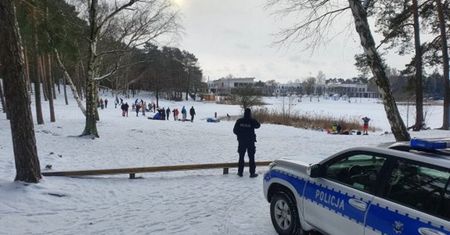 Policja zobaczyła film w internecie. Dostał mandat za jazdę po jeziorze