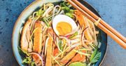 Phở gà roti. Zupa z makaronem ryżowym i grillowanym kurczakiem
