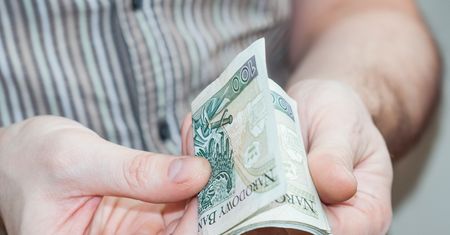 Inflacja zżera podwyżki pensji i emerytur. Tyle powinien dołożyć rząd