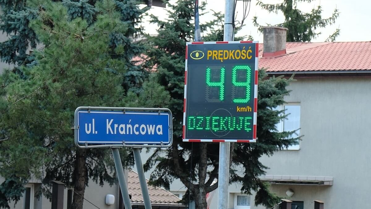 Wyświetlacz prędkości przed przejściem dla pieszych na ul. Krańcowej