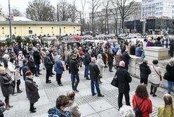 Fani nie zawiedli. Tłumy przed kościołem