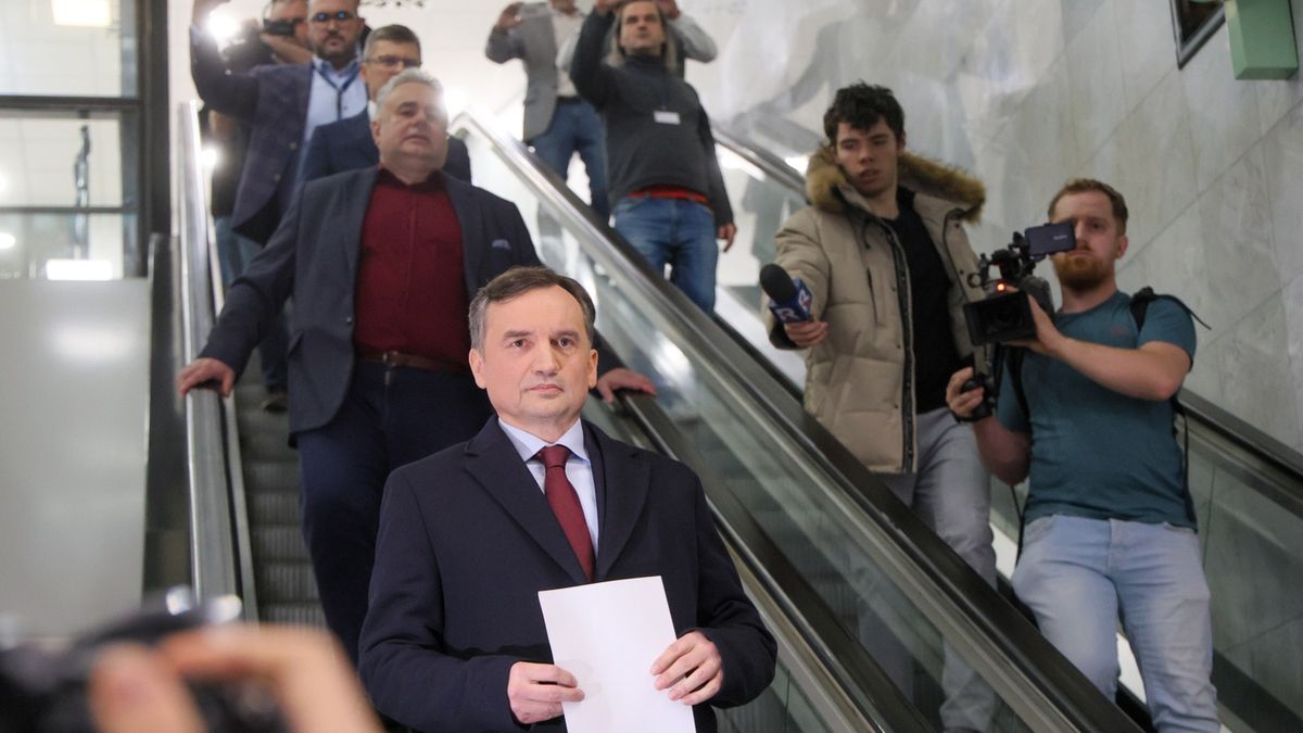 Były minister sprawiedliwości, poseł PiS Zbigniew Ziobro w siedz