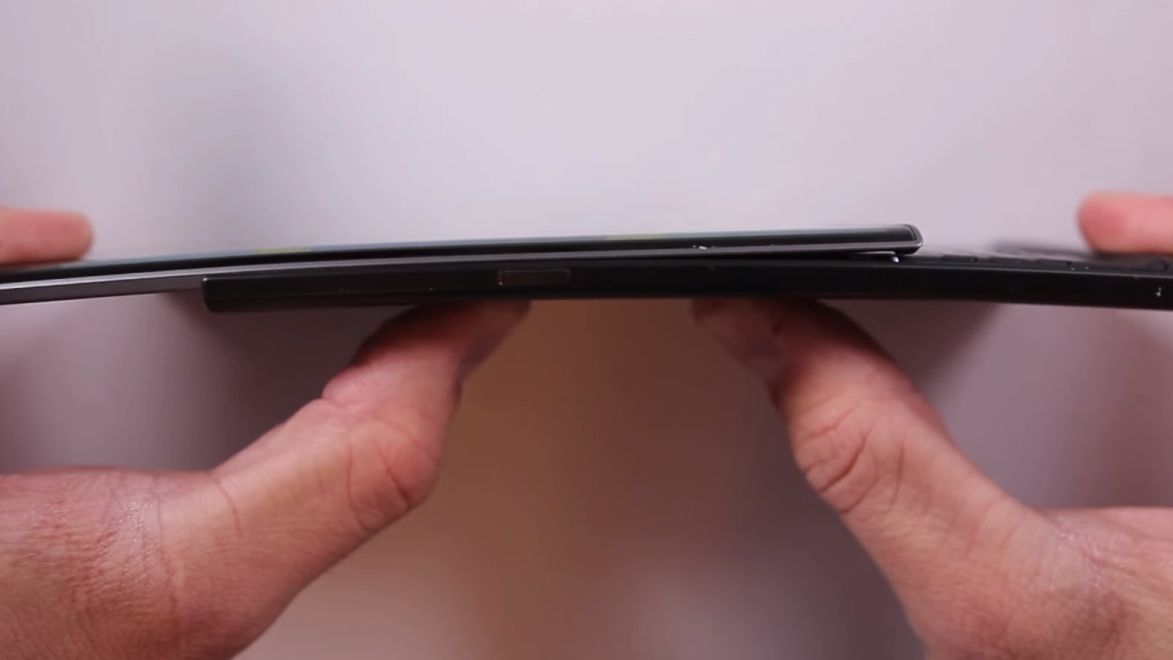 #wSkrócie: Surface Phone przyłapany w sieci oraz bend test BlackBerry Priv 1