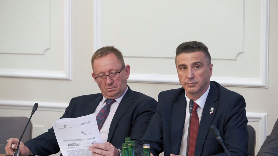 Poseł Kukiz'15 Jarosław Sachajko (z prawej) liczy na poparcie projektu