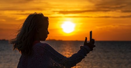 Selfie na słońcu? Eksperci biją na alarm