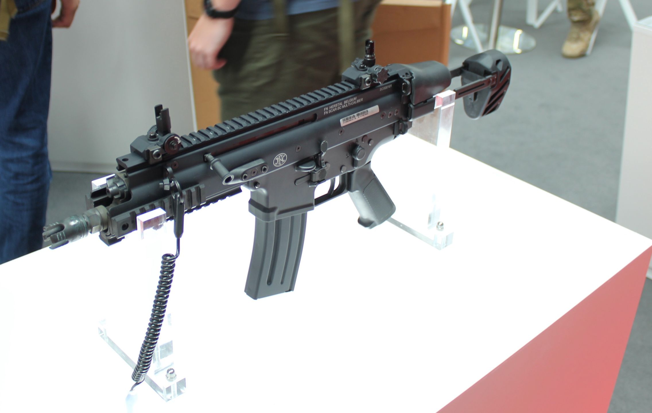 Karabinek FN SCAR-SC podczas wystawy na MSPO.