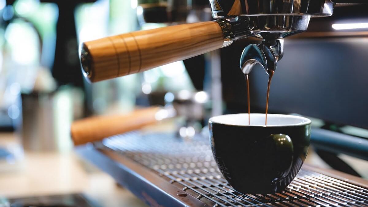 Ekspres do kawy parzący espresso w filiżance
