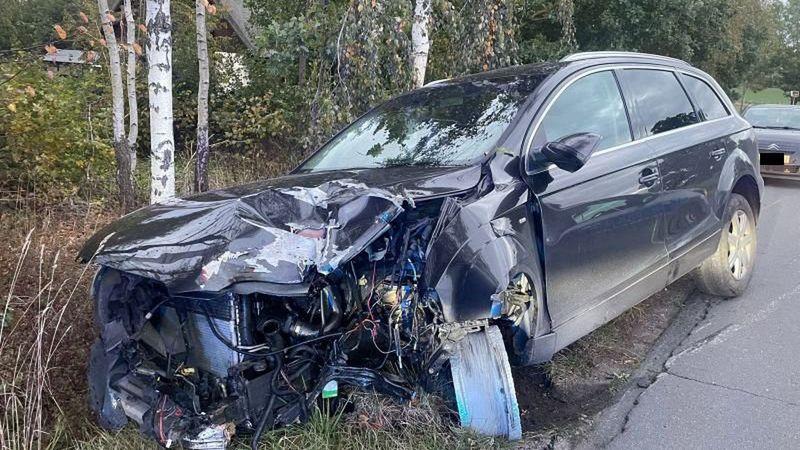 Pijany kierowca uderzył w drzewo i kontynuował jazdę autem bez koła