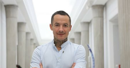 Przyjdzie do Sejmu w garniturze? "Będą trzy momenty"