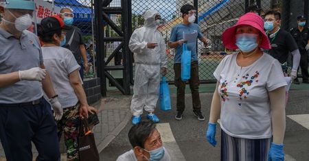 Koronawirus. Chiny informują o powrocie epidemii. Pekin zamyka dzielnice