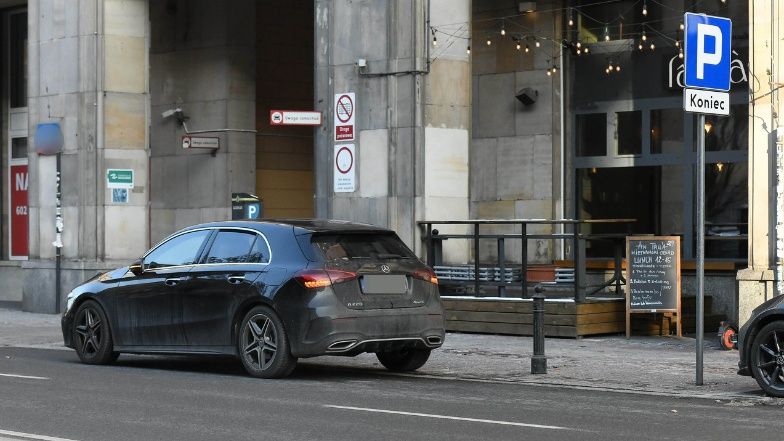 Karolina Szostak odbiera jedzenie na wynos