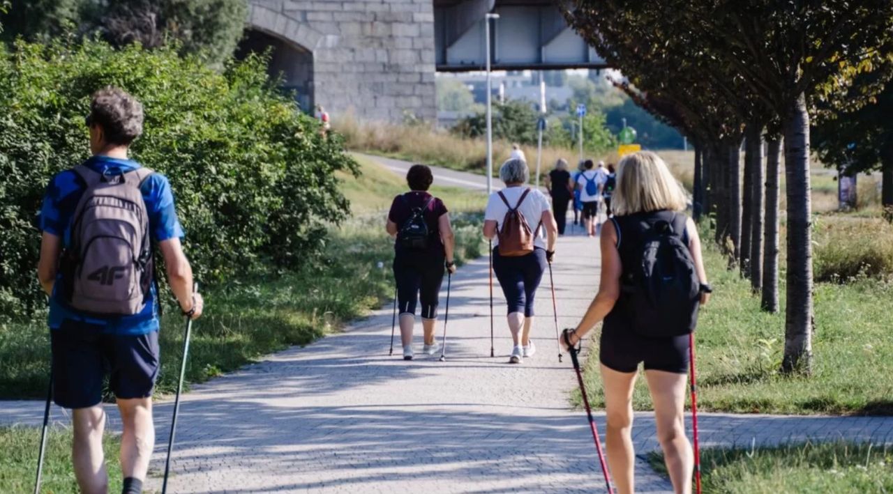 Poznańscy seniorzy aktywnie latem – POSiR zaprasza na zajęcia za symboliczną złotówkę