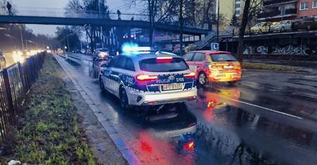 Jeszcze nie ma wiosny, a na ulicach Lublina zaczęły pojawiać się dziury. Tu kierowca uszkodził oponę [ZDJĘCIA]