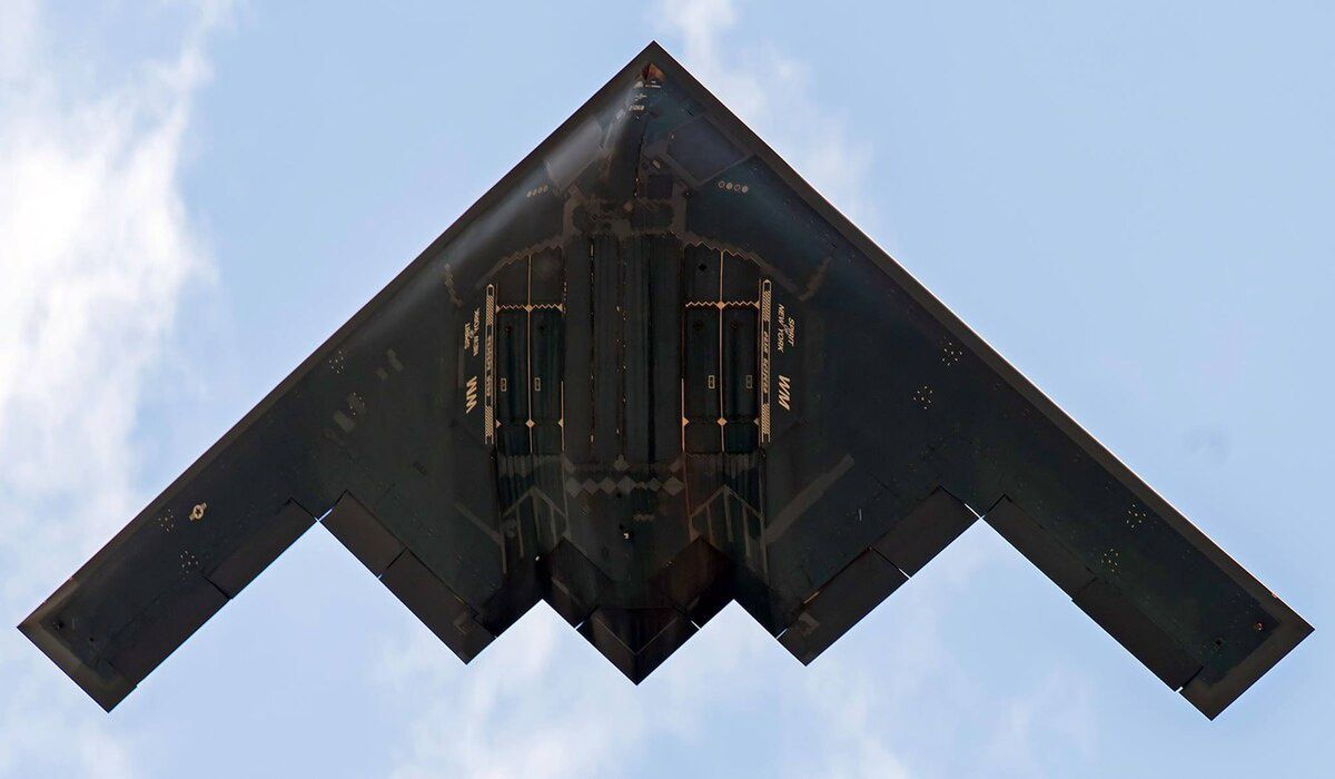 Bombowiec B-2A Spirit widziany od spodu z otwartymi komorami uzbrojenia
