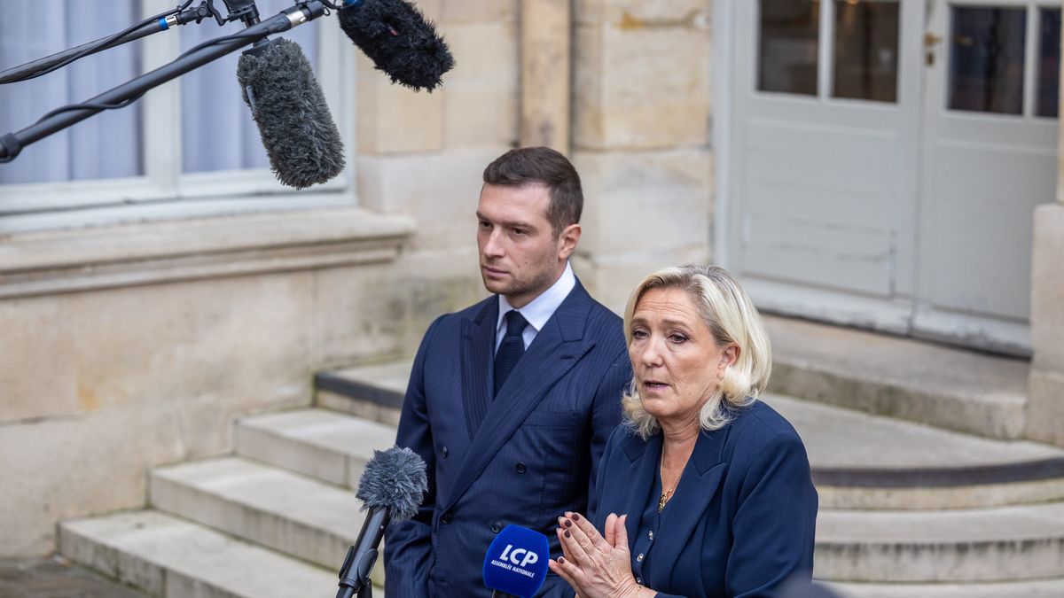 French leaders of the far-right party ?Rassemblement National,? Jordan Bardella (L) and Marine Le Pen (R), speak to media at the Hotel Matignon after a meeting with the French prime minister as part of talks with different political parties ahead of a confidence vote, in Paris, France, 02 September 2025. The French prime minister will face a confidence vote in parliament on 08 September. EPA/CHRISTOPHE PETIT TESSON Dostawca: PAP/EPA.