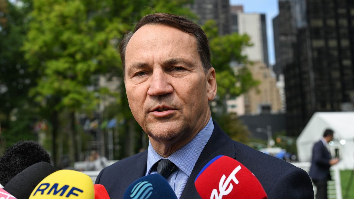 Nowy Jork, USA, 22.09.2026. Wicepremier, minister spraw zagranicznych RP Radosław Sikorski rozmawia z mediami po zakończeniu debaty generalnej 81. sesji Zgromadzenia Ogólnego ONZ w Nowym Jorku, 22 bm. (sko) PAP/Radek Pietruszka