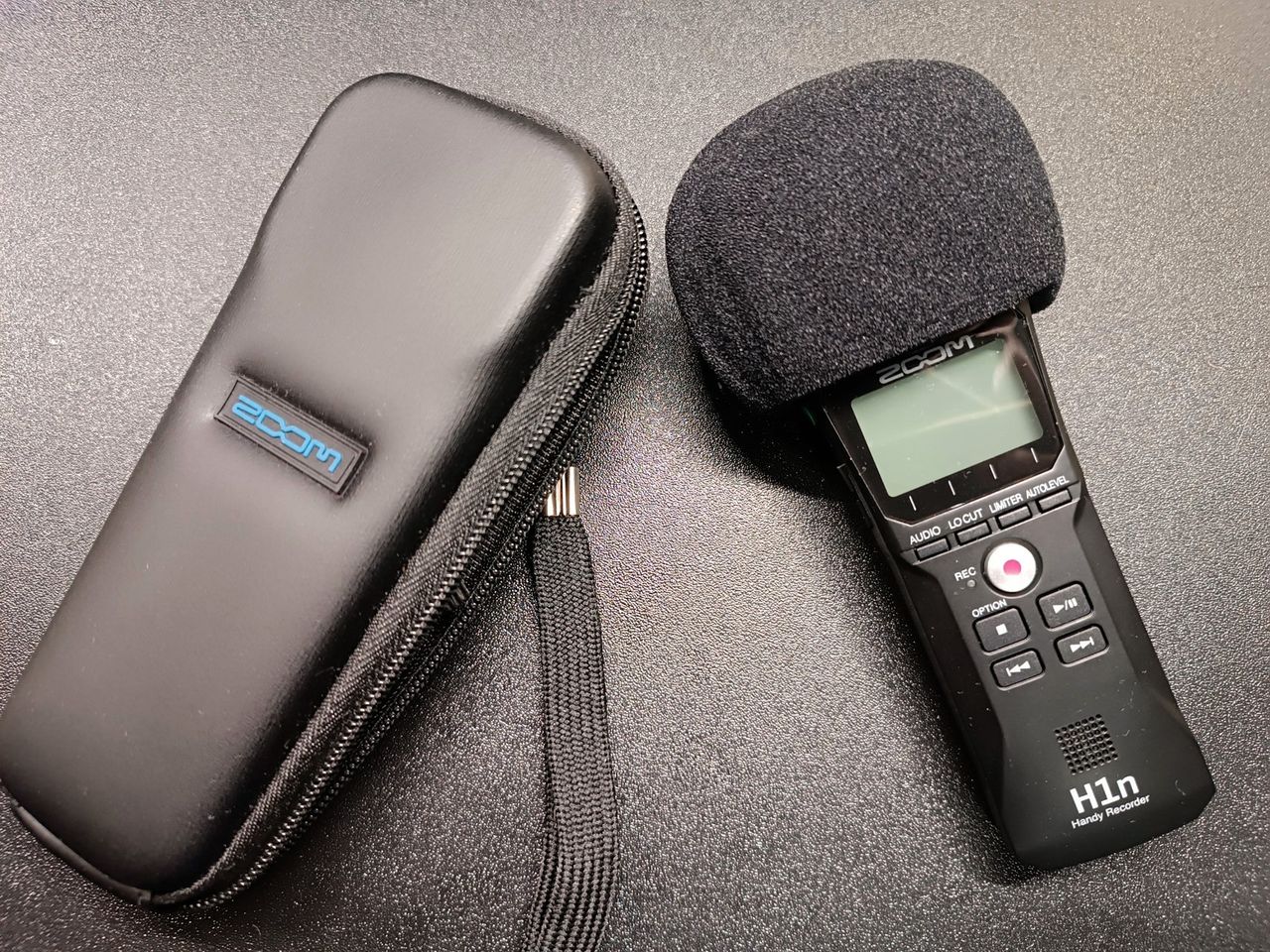 Zoom H1n wyjęty z etui, widok ogólny urządzenia