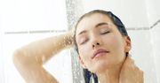 Myjesz twarz pod prysznicem? Ten błąd będzie cię wiele kosztował