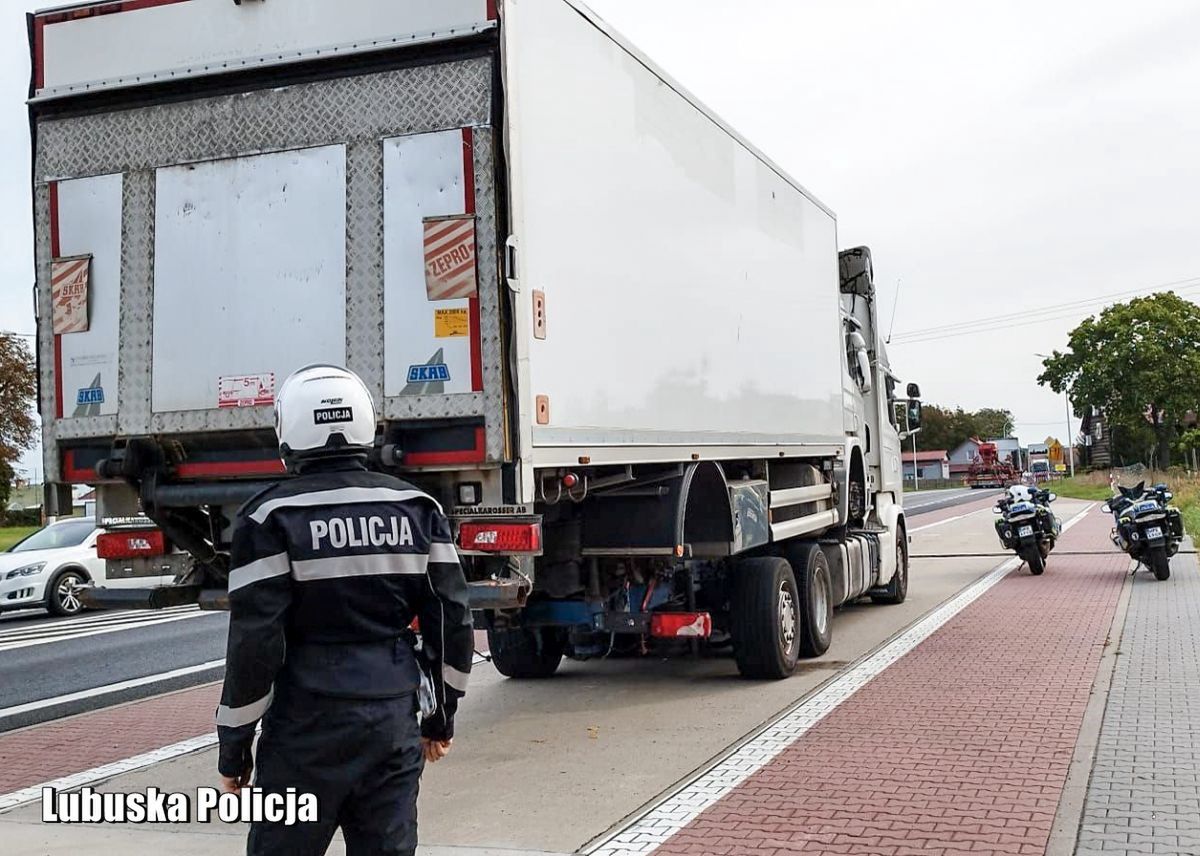 Ciężarówka na ciężarówce. Policjanci nie mogli się nadziwić