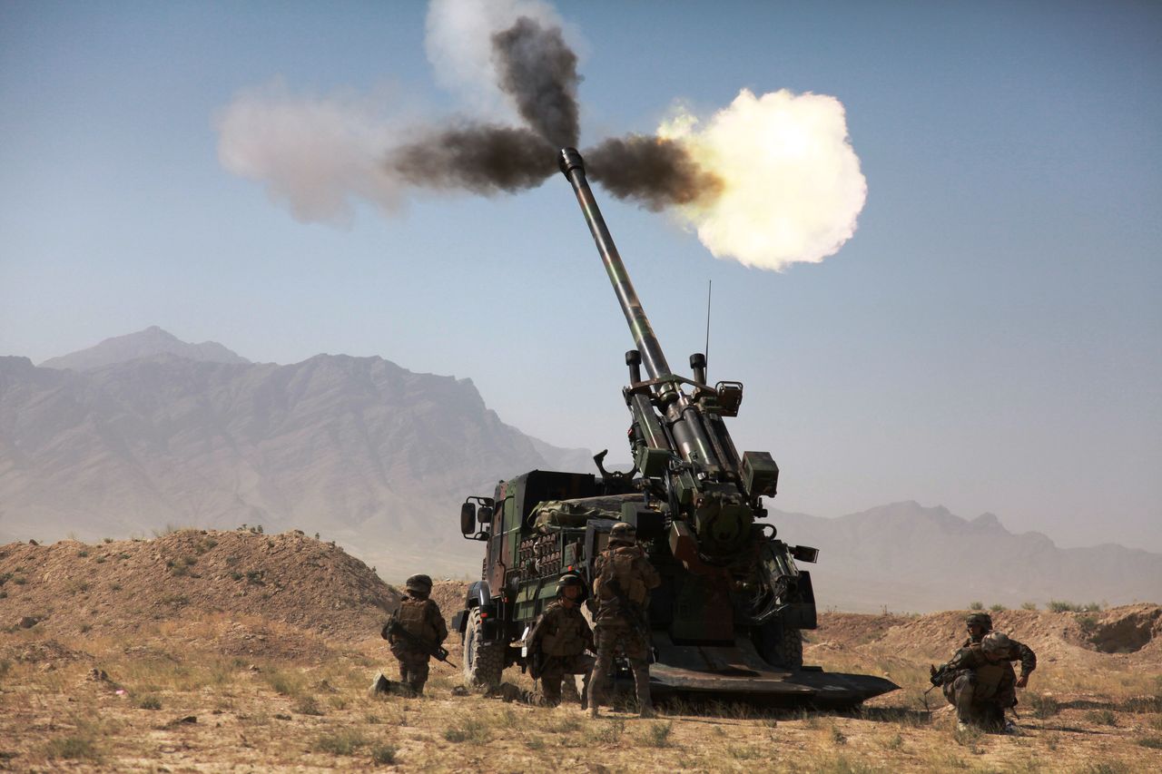 Francuski CEASAR ostrzeliwujący cele w Afganistanie. 