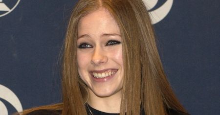 ODMIENIONA Avril Lavigne popija piwo w drodze na kolację z narzeczonym (NOWE ZDJĘCIA)