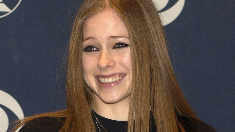 ODMIENIONA Avril Lavigne popija piwo w drodze na kolację z narzeczonym (NOWE ZDJĘCIA)