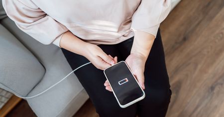 Jak wymienić baterię w telefonie? Wbudowana bateria nie jest przeszkodą