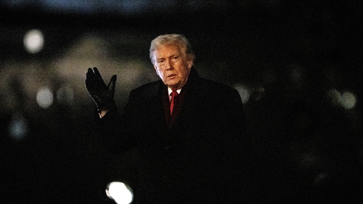 US President Donald Trump walks on the South Lawn of the White House after arriving on Marine One in Washington, DC, USA, 09 December 2025. Trump said people were 'starting to learn' the benefits of his tariff regime as he sought to convince voters his administration was moving to address affordability concerns, taking to the road in hopes of countering a mounting political vulnerability. EPA/Graeme Sloan / POOL Dostawca: PAP/EPA.