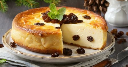 Do masy na sernik nakładam szpatułką. Pięknie wyrasta, nie opada i jest delikatny jak obłoczek