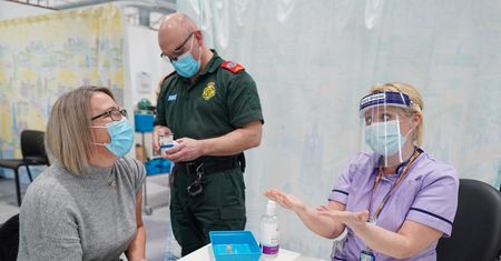 Burza na Wyspach. Rząd Borisa Johnsona "palił miliardami funtów w piecu"