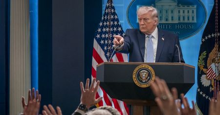 "To głupi ludzie". Trump uderza w prawicowych publicystów
