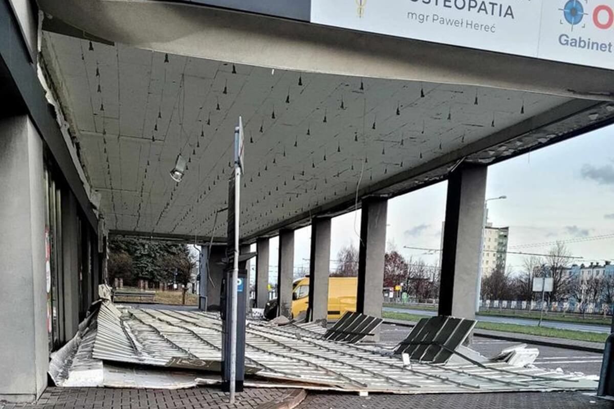 Sufit runął na ziemię w budynku usługowym przy ul. Jana Pawła II 13