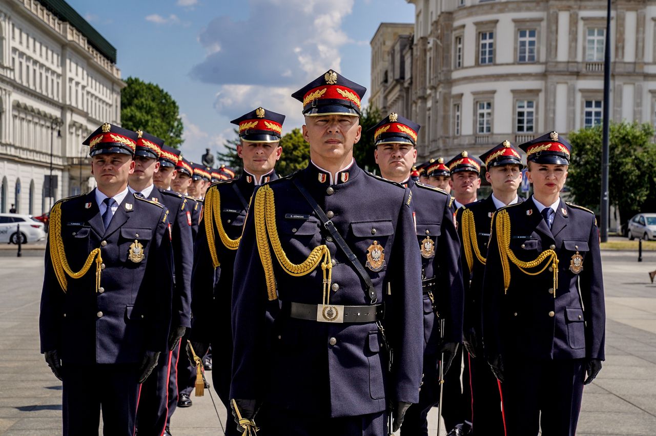 Funkcjonariusze Straży Marszałkowskiej w mundurach galowych