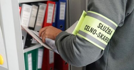 KAS rozbiła zorganizowaną grupę przestępczą, która wystawiała fikcyjne faktury. 10 osób zatrzymanych