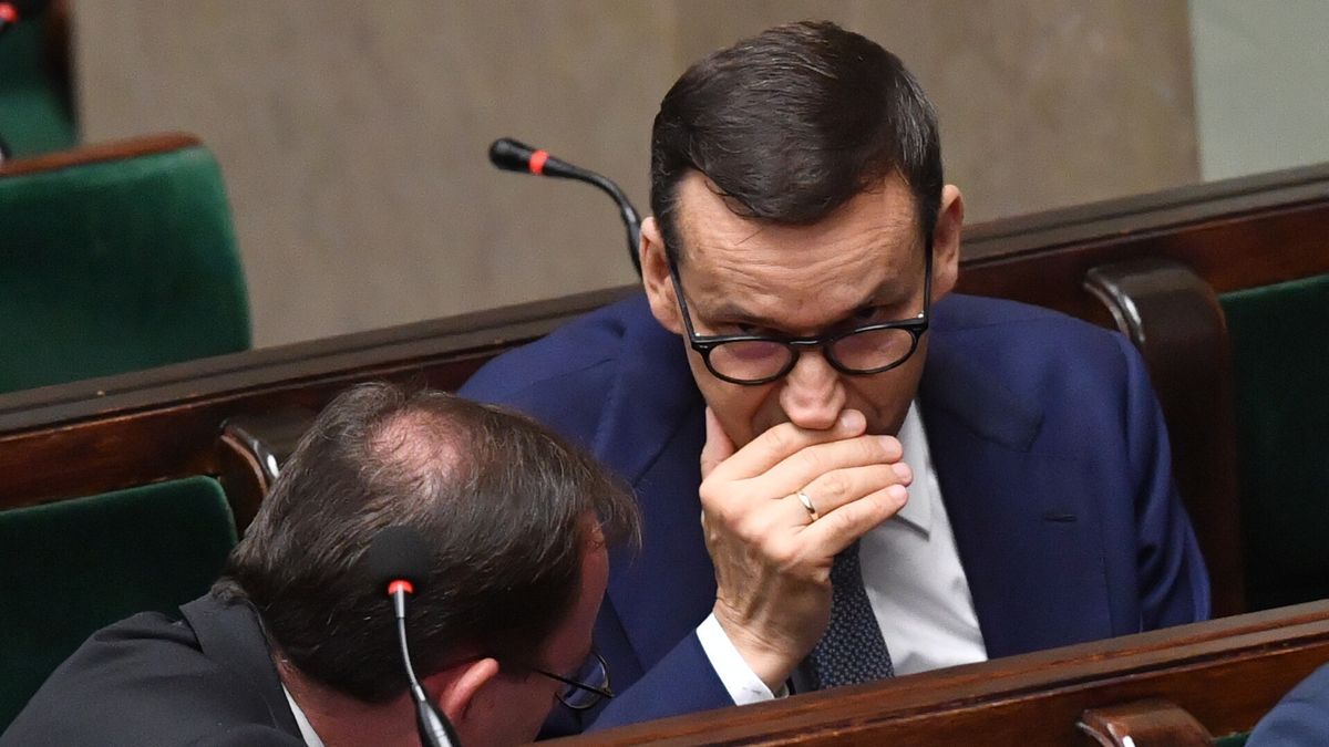 Warszawa, 22.07.2022. Premier Mateusz Morawiecki (P) i Minister spraw wewnętrznych i administracji Mariusz Kamiński (L) na sali obrad Sejmu w Warszawie w trzecim dniu posiedzenia, 22 bm. Sejm wybrał troje członków Rady Mediów Narodowych. (jm) PAP/Radek Pietruszka