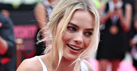 Margot Robbie w bieliźnianej sukience. O mały włos od wpadki