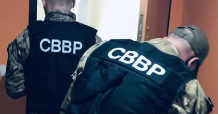 Wyglądają jak antyterroryści, zamiast garniturów noszą mundury i kominiarki. Odzyskują mieszkania