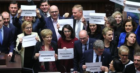 Posłowie opozycji blokowali mównicę w Sejmie (ZDJĘCIA)