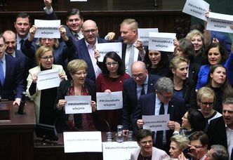 Posłowie opozycji blokowali mównicę w Sejmie (ZDJĘCIA)