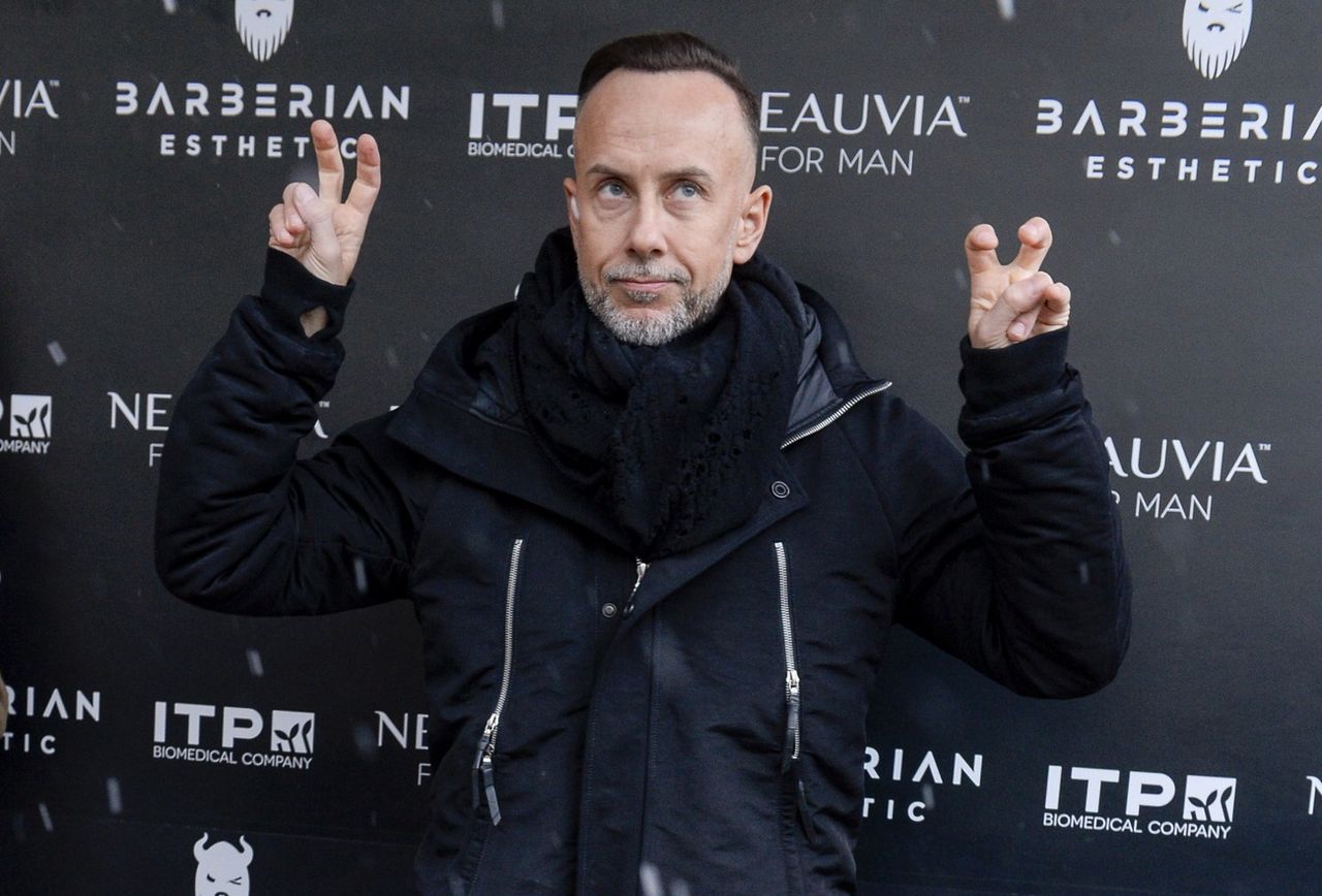 Nergal chwali się tym, jaki jest rozciągnięty. "Baletniczka" komentują fani