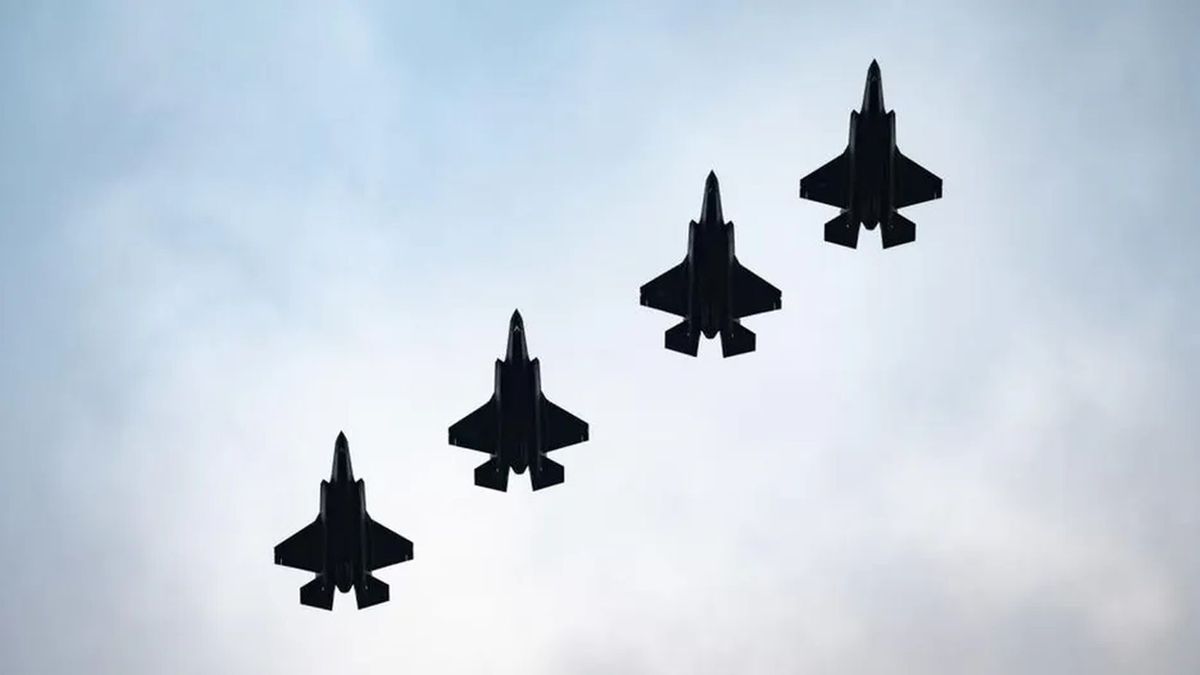 Myśliwce F-35 w locie, zdjęcie poglądowe