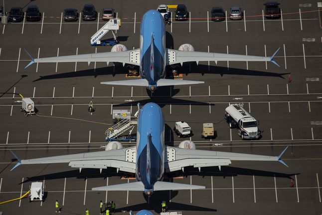 Boeing 737 MAX w barwach TUI na parkingu samochodowym