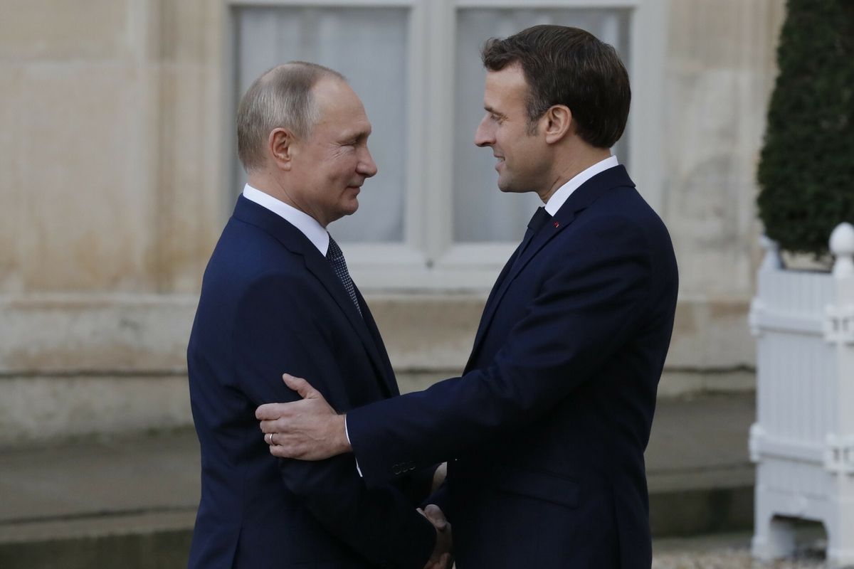 Rosyjski dyktator Władimir Putin i prezydent Francji Emmanuel Macron 
