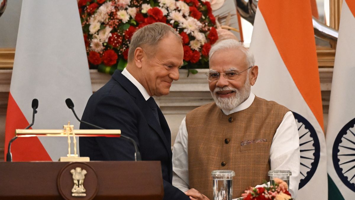 New Delhi, Indie, 22.10.2026. Premier RP Donald Tusk (L) i premier Indii Narendra Modi (P) podczas konferencji prasowej, po spotkaniu w Hyderabad House w New Delhi, 22 bm. Premier Tusk składa wizytę w Indiach. Głównym tematem wizyty jest współpraca gospodarcza w przemyśle obronnym, zaawansowanych technologii, sektorach kosmicznym, wydobywczym oraz stoczniowym. (mr) PAP/Radek Pietruszka